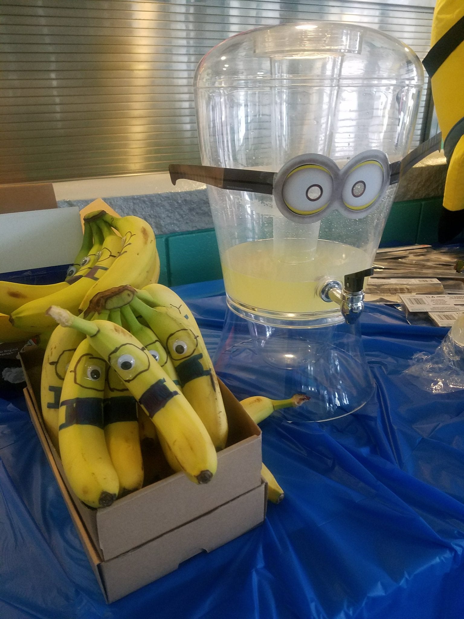 Minion lemonade and bananas